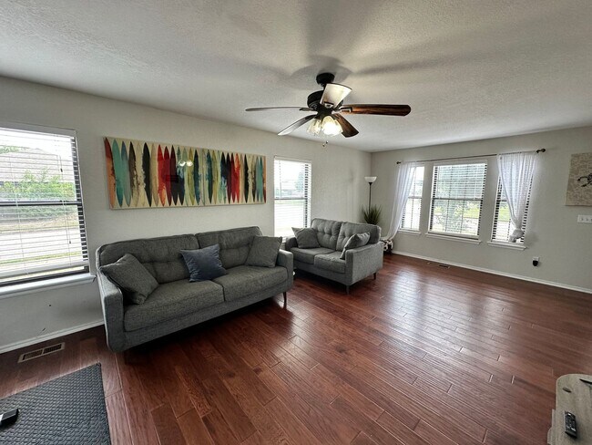Building Photo - Charming 3 Bed, 2 Bath 2-Story Home in Moore!