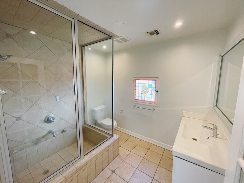 Building Photo - 728 Westbourne Dr