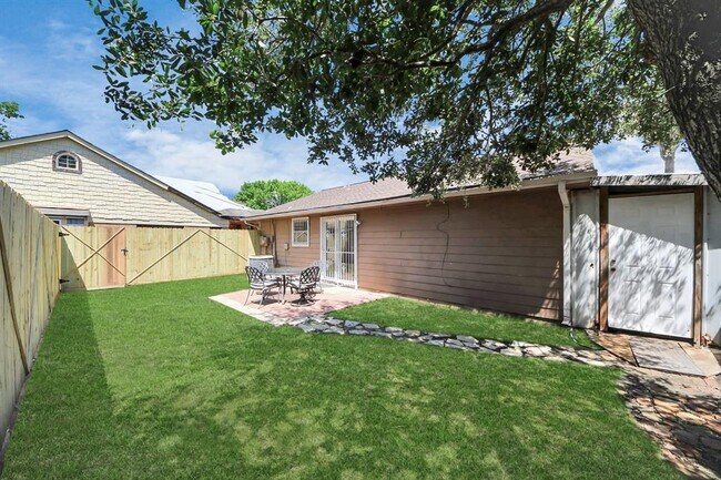 Building Photo - 12922 Grovemill Dr