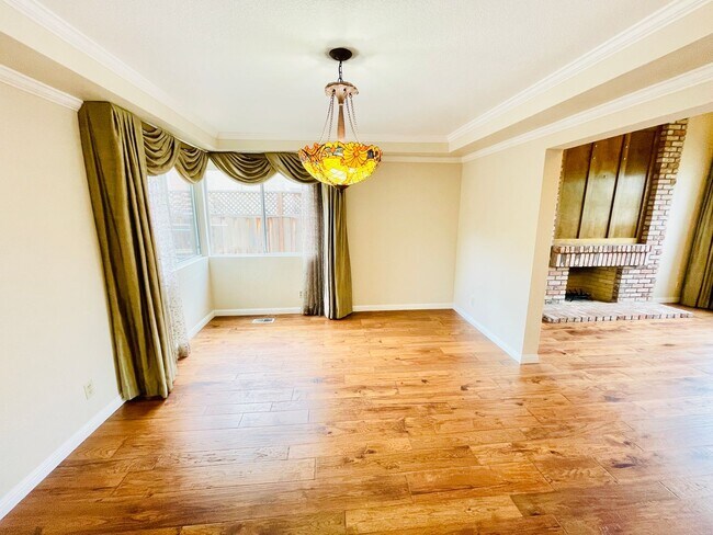 Building Photo - Beautiful 4 Bed 3 Bath + Huge Bonus Room A...