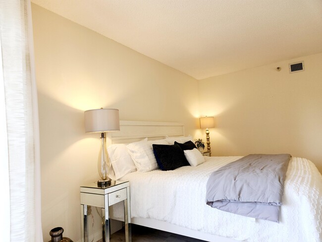 Building Photo - 5950 Pelican Bay Plaza S