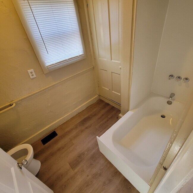 Building Photo - 2 Bedroom Eastside Home