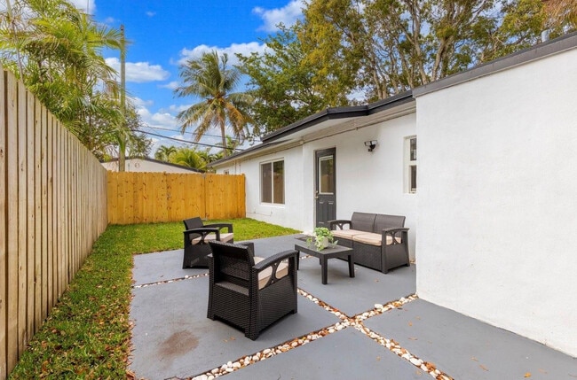 Building Photo - 3201 SW 9th Ave