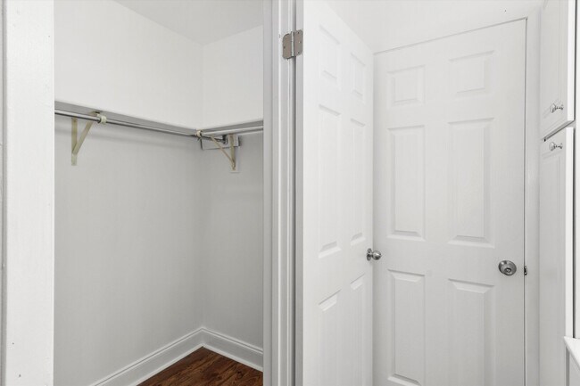 Building Photo - 850 Sheldon Ct