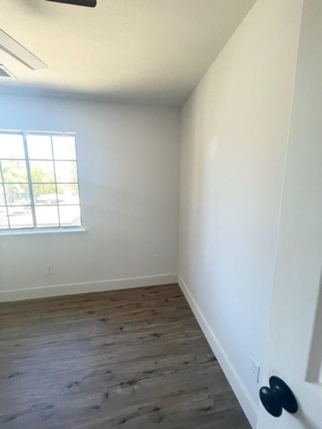 Building Photo - Darling Elk Grove Halfplex!