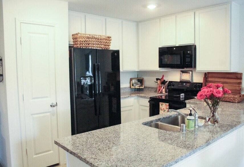 Building Photo - 5840 Cherry Holw Wy