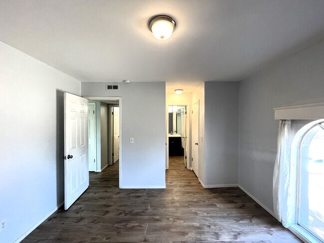 Building Photo - 1 Bedroom Condo In Cedar Lakes Estates!! H...