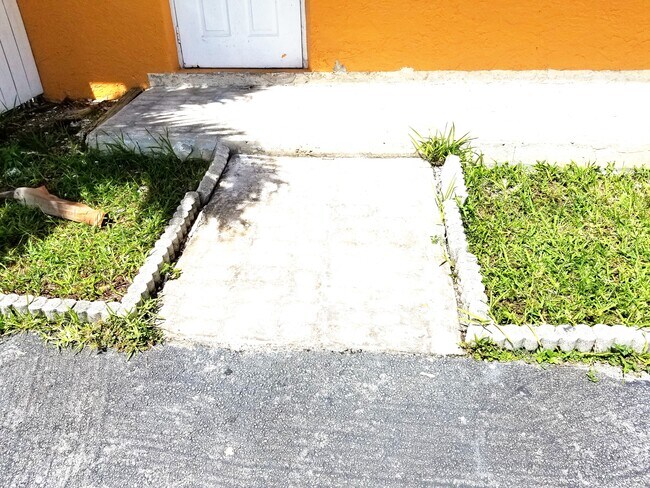 Building Photo - 177 NE 12th Ave