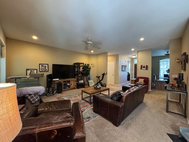 Building Photo - 3 Bedroom, 3 Bathroom House - Walking distance to the beach