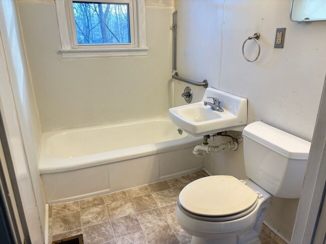 Building Photo - 2 Bedroom, 1 Bathroom House in Winston-Salem!