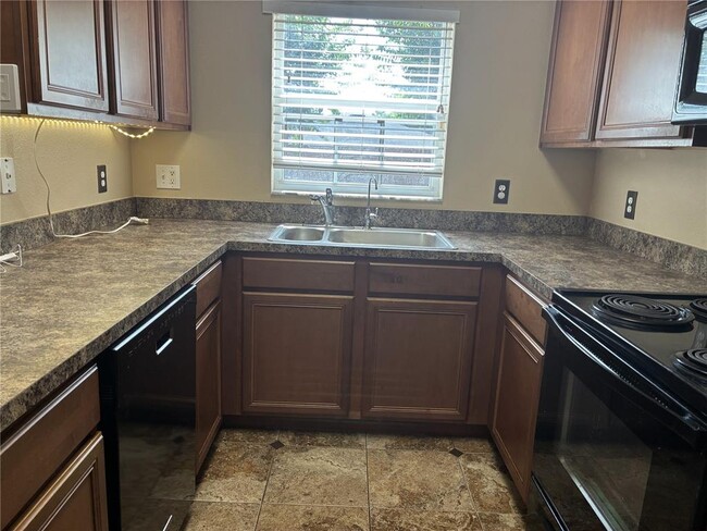 Building Photo - 2850 Retreat View Cir
