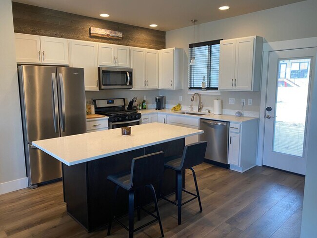 Building Photo - Gorgeous New 3 bedroom Furnished Whitefish Townhouse