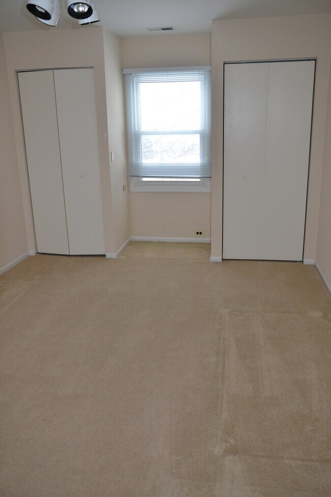 Building Photo - 439 Thorndale Ct