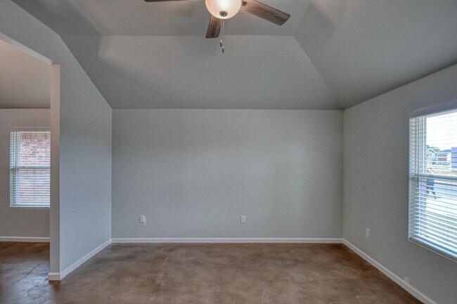 Building Photo - Brand New Construction in Varenna Landing! Storm shelter and lawn care included!