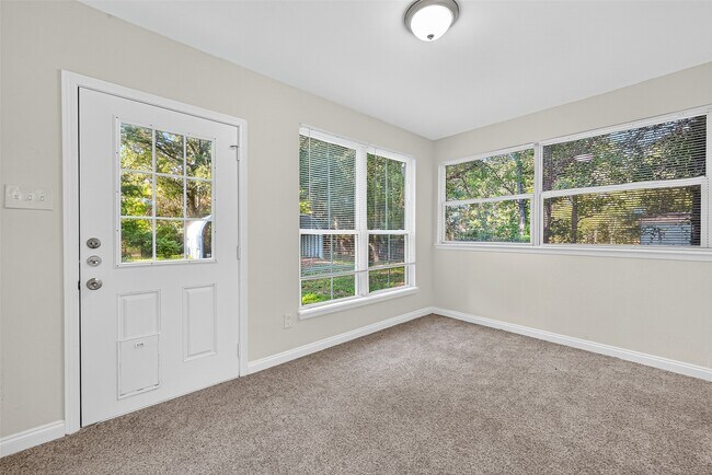 Building Photo - 16643 Lake Cir