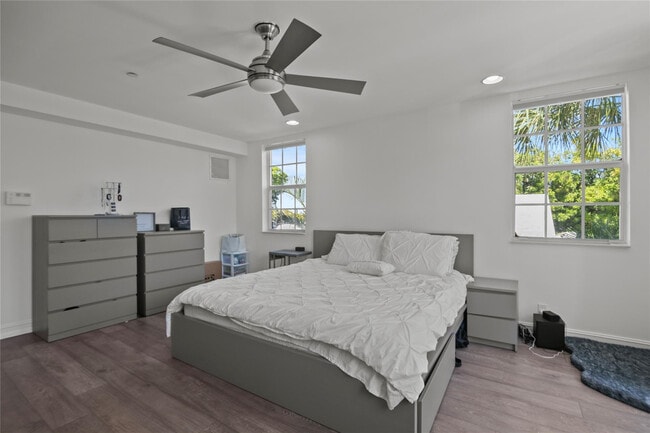 Building Photo - 732 NE 15th Ave