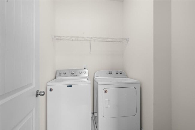 Building Photo - 1407 Red Hill Dr