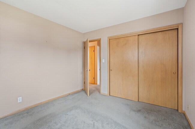 Building Photo - 537-541 N Edgelawn Dr