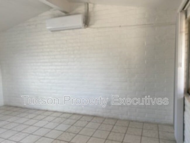Building Photo - 5764 S Park Ave
