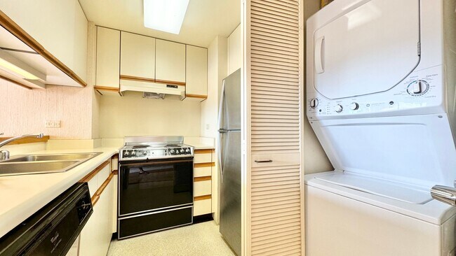 Building Photo - HIGHLY DESIRABLE 2 BED/2 BATH SPECTACULAR ...