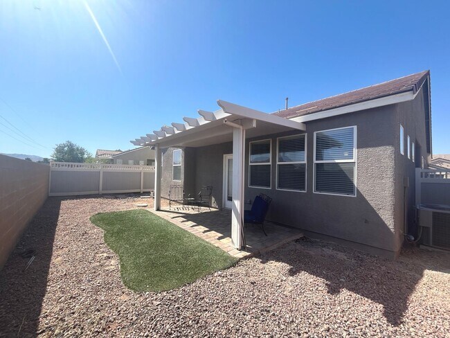 Building Photo - Stylish single-story living with 3 bedrooms, 2 baths, plus a versatile den — 1,489 sq ft of comfo...