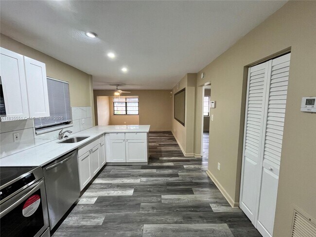 Building Photo - $3,000MONTHLY;1608 S 19TH AVE #HOUSE HOLLY...