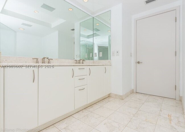 Building Photo - 1331 Brickell Bay Dr