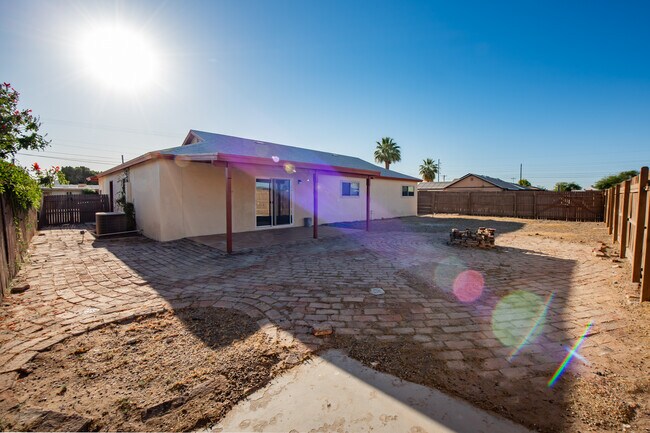 Building Photo - 2448 S Engler Ave
