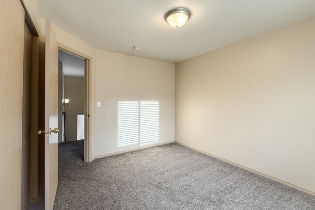 Building Photo - South Richland 4-Bedroom Home With Large Backyard