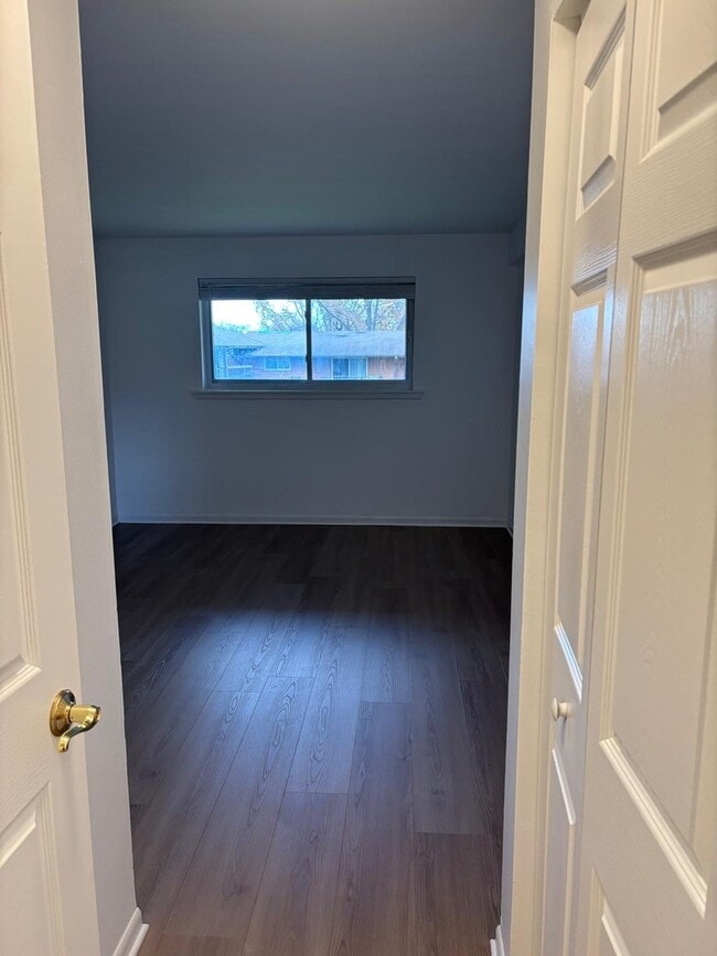 Building Photo - 1900 Knights Bridge Dr