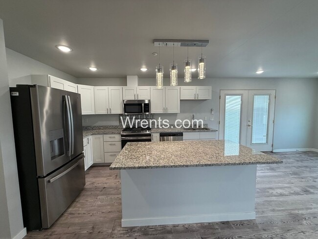 Building Photo - Half Off First Months Rent in Davenport!