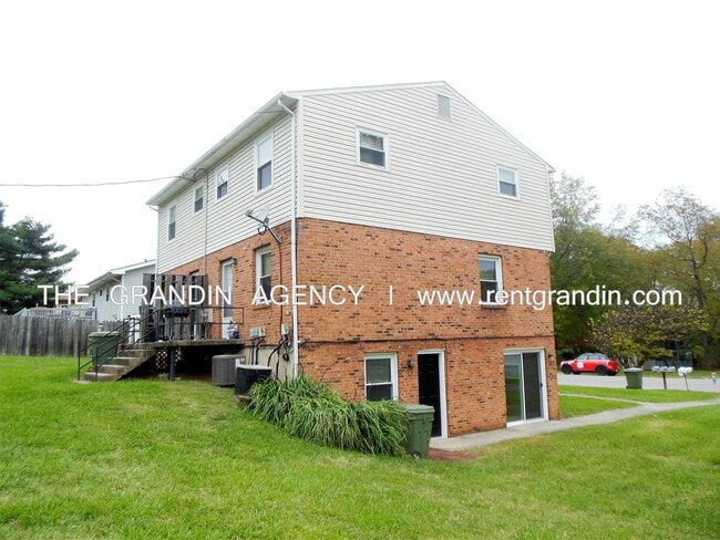 Building Photo - 916 Pyrtle Dr