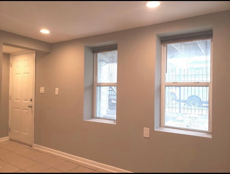 Building Photo - 2214 N Mango Ave