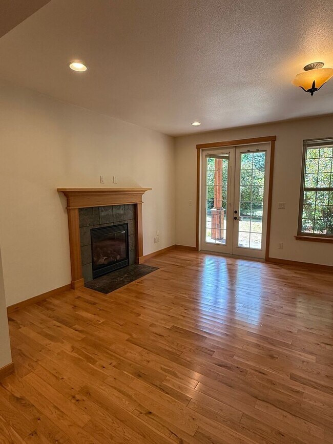 Building Photo - 4 bdrm/2.5 bath Custom Home on the Southside