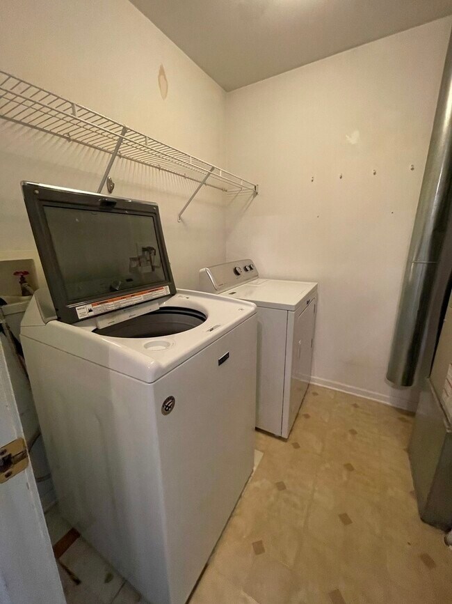 Building Photo - 883 Brompton Ct
