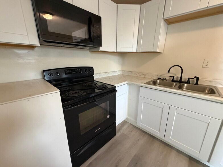 Building Photo - 900 Richland St