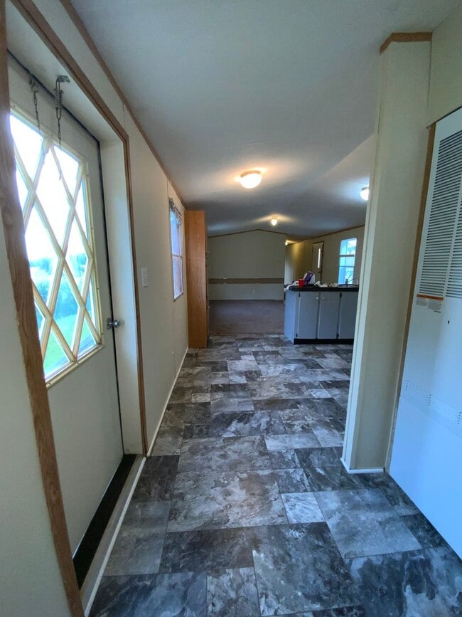 Building Photo - 19 Roberts Rd