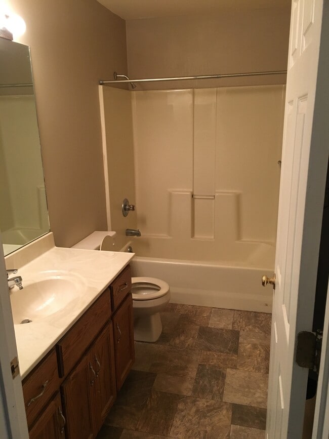 Building Photo - 426 College St