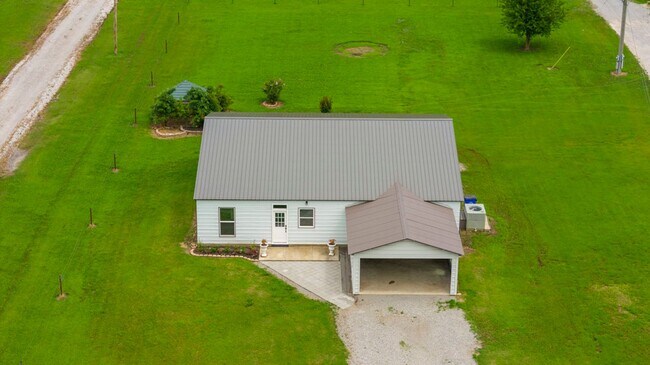 Building Photo - Modern Comfort on 1 Acre in Coweta – Available Now!