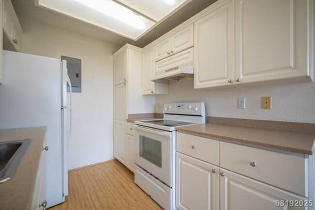 Building Photo - Bright and Cozy 2BR/1BA/1PKG unit in Royal...