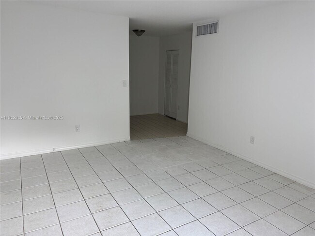 Building Photo - 10790 N Kendall Dr