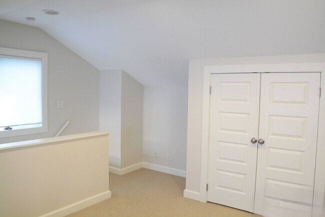 Building Photo - 4887 Edgewater Dr