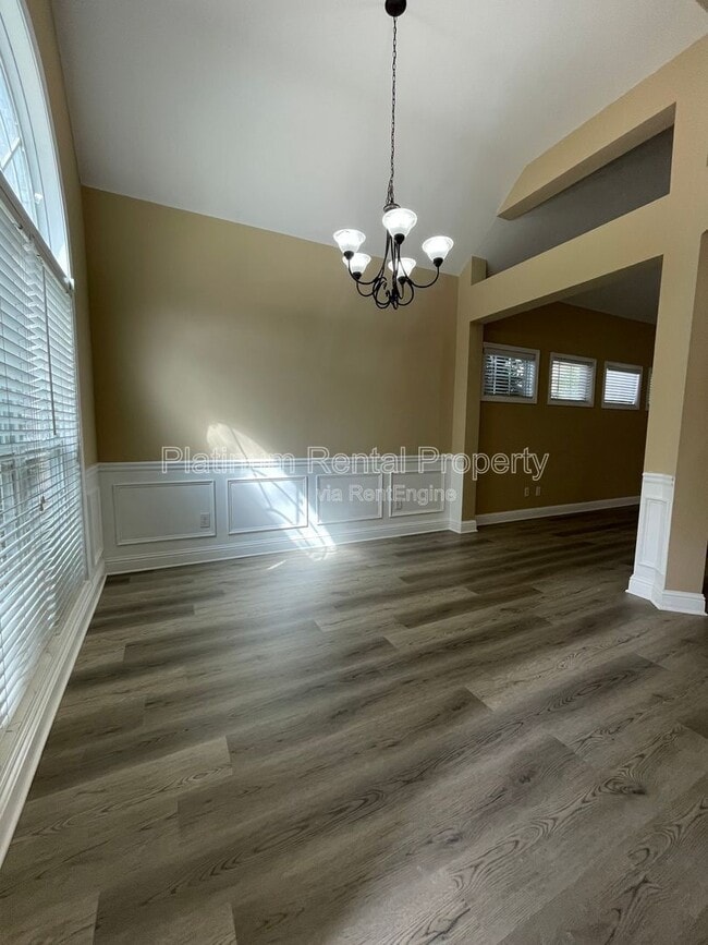 Building Photo - 546 Town Square Way
