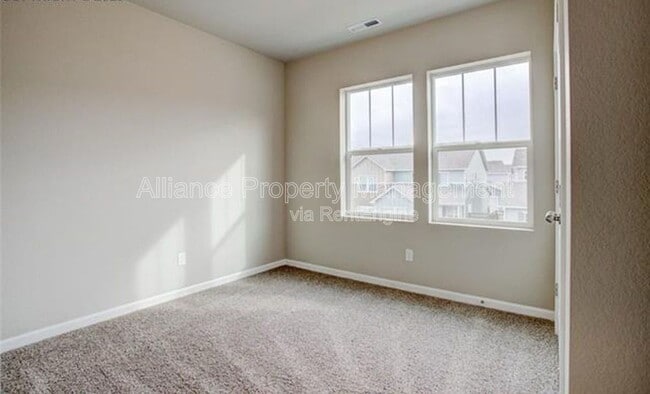 Building Photo - 1168 Solitaire St