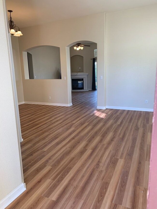 Building Photo - Turlock 4 Bedroom 2 bathroom home Near Chr...