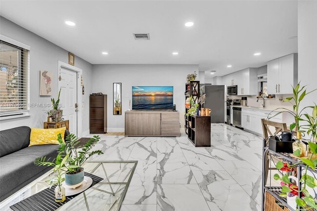 Building Photo - 6781 Franklin St