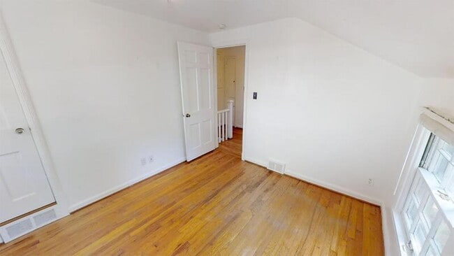 Building Photo - 910 Sylvan Ave