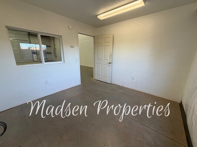 Building Photo - 1115 E Ewald Ct