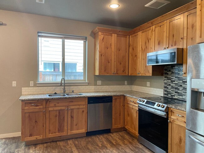 Building Photo - Goregous 3 Bedroom Home Ready for Hot Summ...