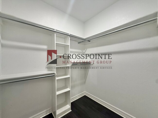 Building Photo - Tour Today! 3 Bedroom, 2 Bathroom Duplex!